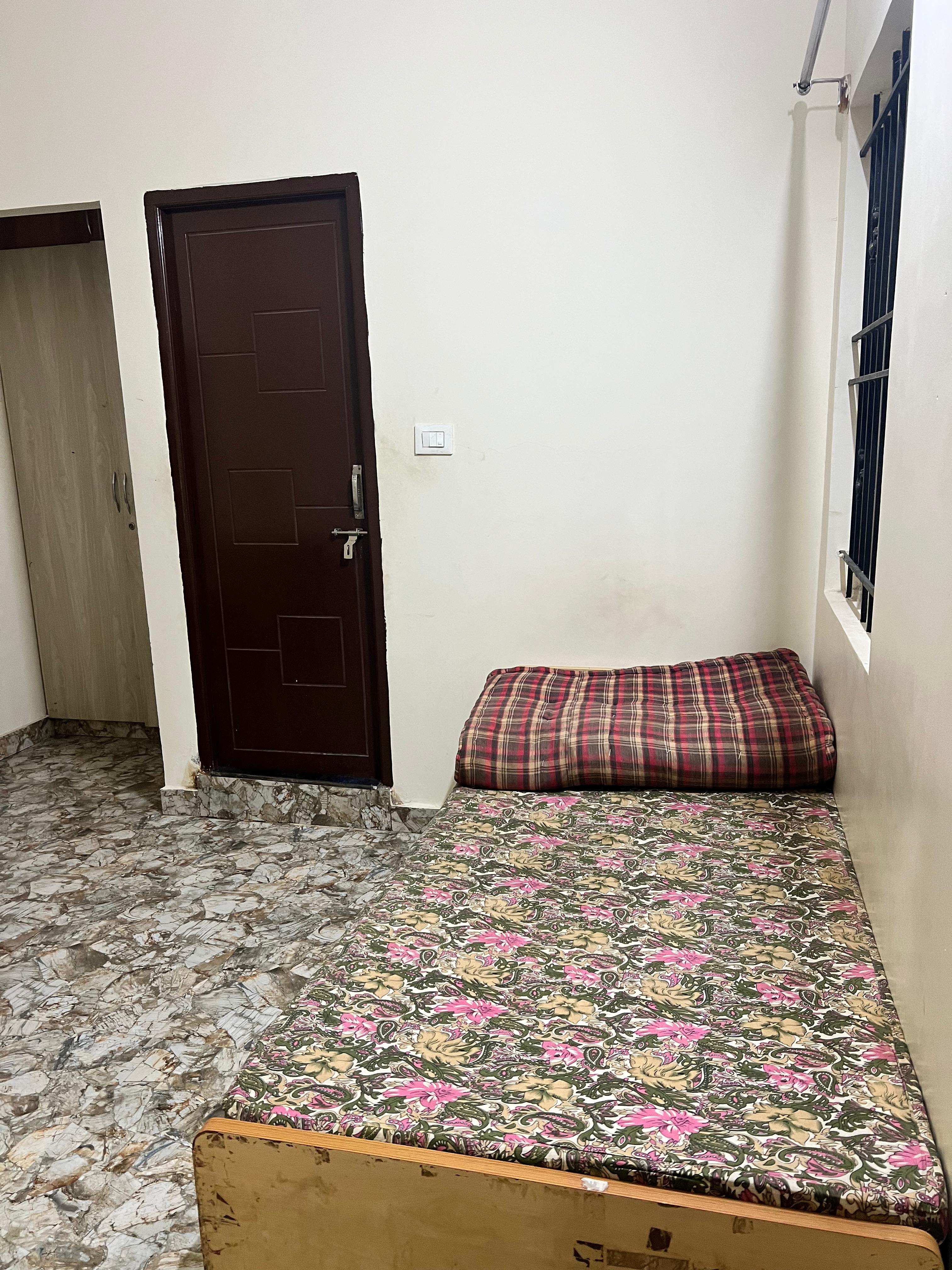 1RK studio room available for rent